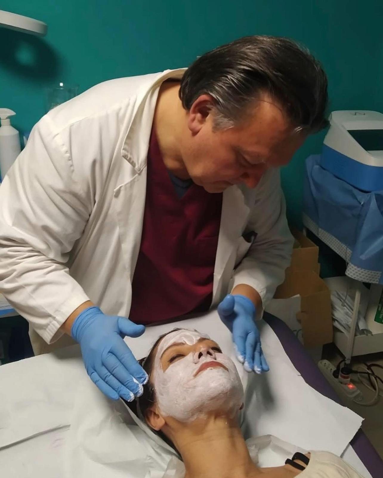 Il Dott. Castellucci durante una visita di medicina estetica a Policoro