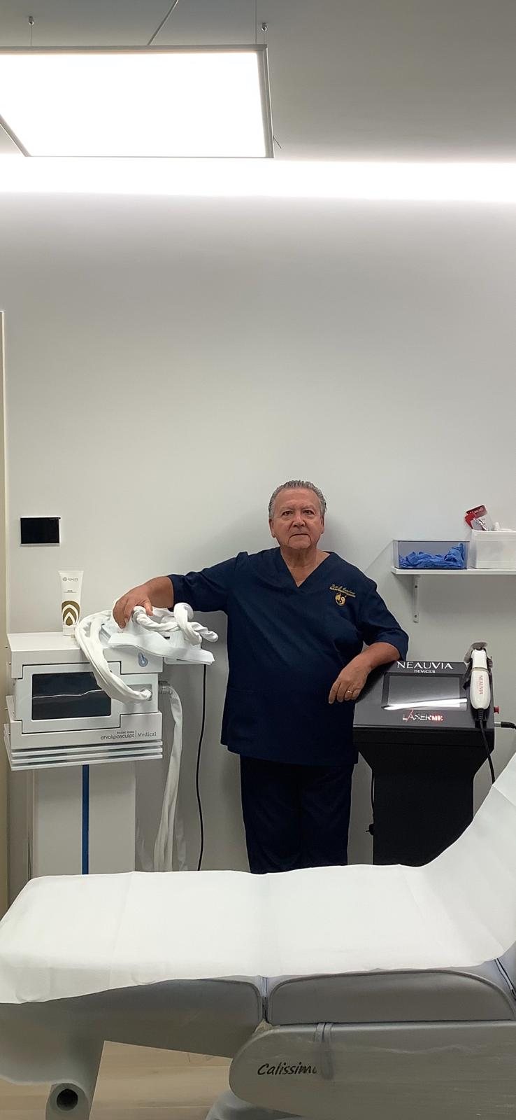 Il Dott. Castellucci nello studio medico di Via Plutarco 94 a Policoro